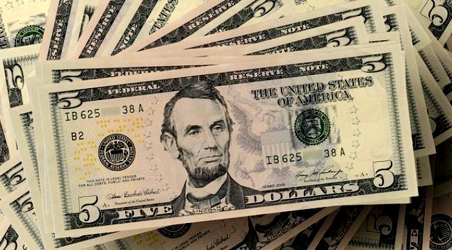 Dolar je bio pomesan nakon sto je broj gradjevinskih dozvola u SAD-u porastao u oktobru